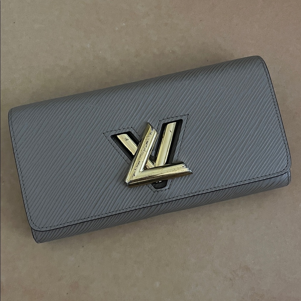 Authentic Louis Vuitton Twist Lock Wallet in Taupe with Gold Hardware LV - Picture 4 of 13